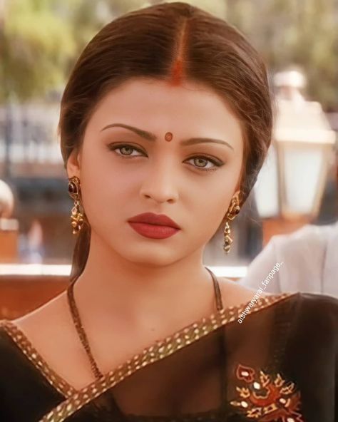 Perfect Face Shape, Aishwarya Rai Makeup, Sonali Bendre, Indian Fits, Bollywood Images, 90s Bollywood Aesthetic, Women Wearing Ties, Ananya Pandey, Bollywood Bridal