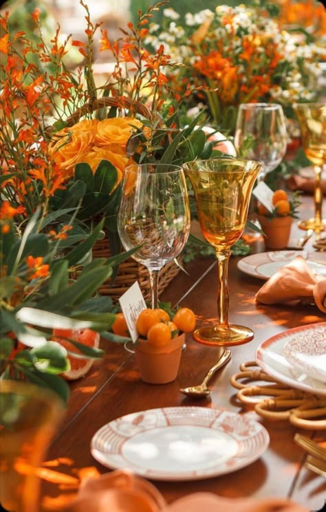 Orange Theme Table Setting, Green And Orange Table Setting, Orange Dinner Party, Orange Table Setting, Orange Theme Party, Clementine Party, Yellow And Orange Wedding, Orange Picnic, Tangerine Wedding