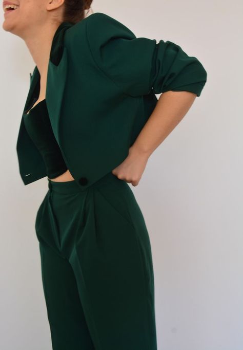 An elegant outfit of a green velvet corset worn with a chic green jacket and pants. |Spring Summer Collection 2022 Allison Green, Green Fashion Outfits, Green Tux, Wedding Guest Suits, Wedding Corset, Prom Outfit, Spring Formal, Velvet Corset, Wedding Dress Outfit