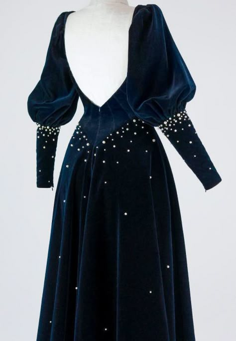 Evermore Fashion Evermore Fashion, Velvet Outfit, Starry Night Dress, Couture Gown, Velvet Dresses, The Starry Night, Vestidos Vintage, Fantasy Dress, Historical Dresses