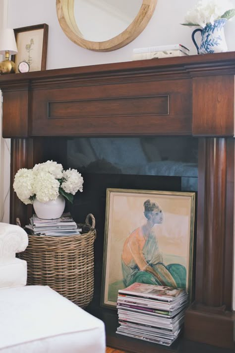 summer fireplace with art and books and flowers Fireplace Styling, Unused Fireplace, Fireplace Modern Design, Deco Originale, Faux Fireplace, The Mantle, Home Fireplace, Modern Fireplace, Fireplace Makeover