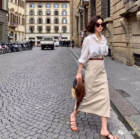 Beige Linen Midi Skirt Outfit, Old Money Women, Linen Skirt Outfit, Smart Casual Fashion, Smart Casual Dress Code, Rok Outfit, Spring Ootd, Smart Casual Dress, Elegant Dresses Classy