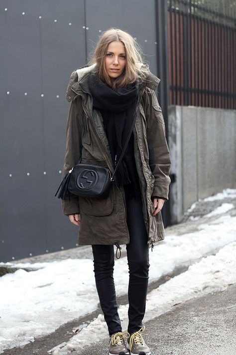 Mini Handbags are a Street Style Trend - mini Gucci leather handbag with fringe tassel + olive green winter coat and sneakers Green Parka Outfit, Parka Outfit Winter, Parka Jacket Outfit, Parka Outfit, Parka Jackets, Green Parka, Winter Coat Parka, Street Style Bags, Parka Style