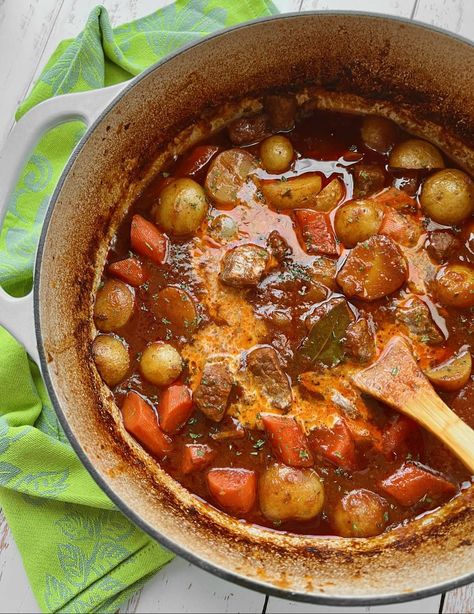 Dutch Oven Irish Stew is made with beef and Guinness beer, which makes it the perfect recipe for St. Patrick's Day or any day in between. Stout Guinness beer adds a hearty richness to the gravy that just screams comfort food! Stew In Dutch Oven, Corned Beef Reuben, Beer Stew, Dutch Oven Beef, Irish Stew Recipe, Guinness Stew, Irish Beef, Irish Cuisine, Irish Stew