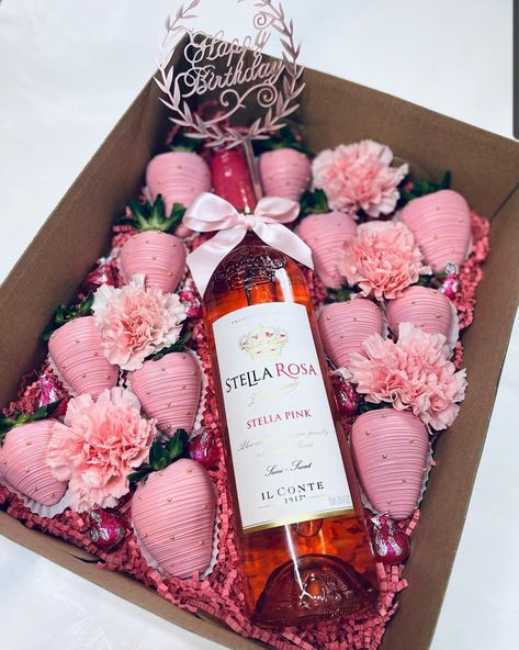 Stella Rose Wine Gift Ideas, Day Dress Aesthetic, Valentine Dress Ideas, Valentine Day Dress, Wine Gift Box Ideas, Dress Red Short, Korean Streetwear Fashion, Valentine Strawberries, Chocolate Covered Strawberries Bouquet