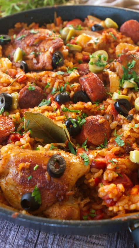 Portuguese Chicken And Rice Recipes, Spanish Rice Dinner Ideas, Spanish Food Ideas, Spanish Chicken Recipe, Portuguese Chicken And Rice, Spanish Recipes Authentic, Spanish Rice With Chicken, Cuban Chicken And Rice, Spanish Lunch