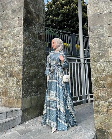 Maxi Dress With Hijab, Ootd Lebaran, Islamic Modest Fashion, Modest Dresses Fashion, Hijab Fashionista, Draping Fashion, Modest Fashion Hijab, Womens Trendy Dresses, Frock For Women