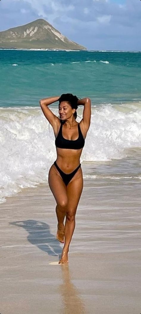 Nicole Scherzinger Body, 50s Lifestyle, Nichole Scherzinger, Nicole Scherzinger Style, Half Marathon Motivation, Marathon Motivation, Glow Up Era, Island Princess, Surf Aesthetic