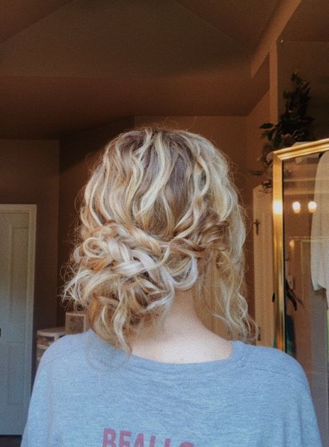 Wavy Low Bun Wedding, Loose Curly Bun Wedding, Curly Low Bun Hairstyles Prom, Messy Blonde Updo, Curly Loose Bun, Low Bun Wavy Hair, Curly Bun Hairstyles Prom, Messy Bun Prom Hair, Hair Inspo For Curly Hair