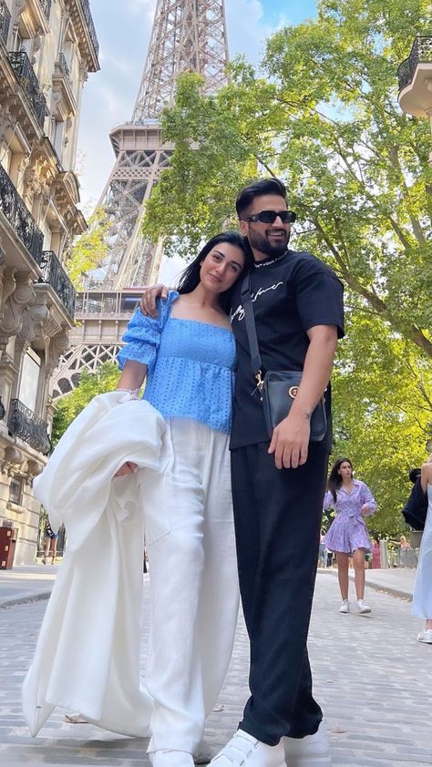 Couple Jeans Outfit, Romantic Honeymoon Outfits, Sara Falak, Trip Fits, Outfits Europe, Future Partner, Outing Ideas, Sara Khan, Sarah Khan