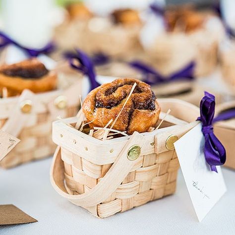 Small Picnic Baskets for Party Favors / such a sweet party favor ideas for garden parties, summer celebrations and of course rustic weddings / as seen on Giggle Hearts www.gigglehearts.com Box Regalo, Country Wedding Favors, Picnic Basket Set, Outdoor Baby Shower, Wicker Picnic Basket, Wedding Favors Cheap, Beach Wedding Favors, Homemade Jam, Diy Wedding Favors