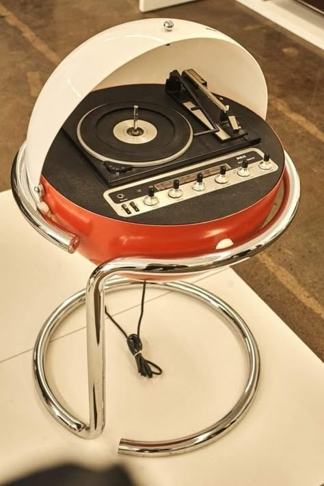 Midcentury Decor, Retro Record Player, Retro Gadgets, Apartment Aesthetic, Retro Futurism, Thrift Shopping, Record Player, Cool Rooms, Dream House Decor