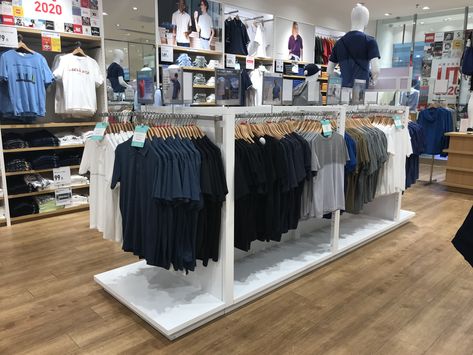 Uniqlo clothing display stand Mens Clothing Shop Interior, Garments Shop Interior Display, Clothing Shop Interiors, Display Clothes, Uniqlo Store, Clothes Shelves, Shop Shelving, Clothing Store Displays, Clothing Display