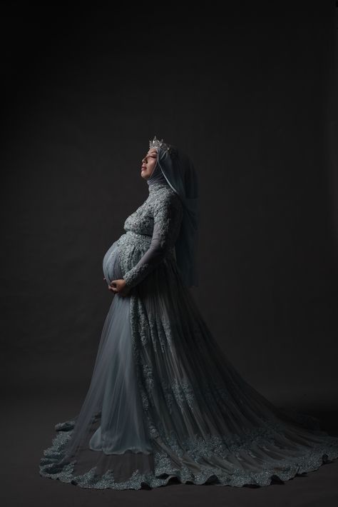 Hijab Maternity Photography, Muslim Maternity Photoshoot, Maternity Shoot Hijab Studio, Maternity Shoot Dresses, Couple Maternity Poses, Maternity Photo Outfits, Bridal Couture Week, Maternity Photography Studio, Maternity Clothes Fashionable