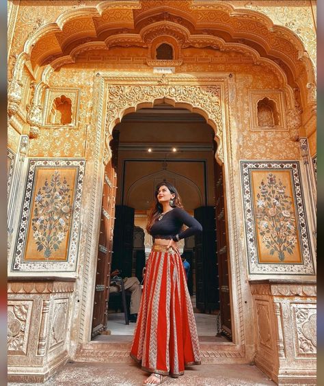 Kolkata Outfits Travel, Dresses To Wear In Rajasthan Trip, Jaipur Clothes, Outfits For Rajasthan Trip, Udaipur Photoshoot, Rajasthan Photoshoot, Rajasthan Outfit, Banaras Trip, Jaipur Outfits