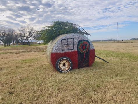 Round Hay Bale Decorating Ideas Christmas, Hay Bale Decorating Ideas Christmas, Hay Bale Christmas Decor, Christmas Hay Bale Ideas, Christmas Hay Bale Decor, Christmas Hay Bales, Round Hay Bale Decorating Ideas, Christmas Hay Bale, Hay Bale Christmas