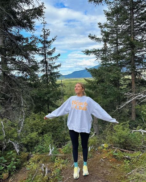 Alaska you are wowing me 🫎🏔️🫶🏼 | Instagram Alaska In June Outfits, Alaska Instagram Pics, Alaska Pictures Ideas, Alaska Photo Ideas, Alaskan Outfits, Alaska Aesthetic Summer, Alaska Outfits Summer, Outfits For Alaska, Alaska Summer Outfits