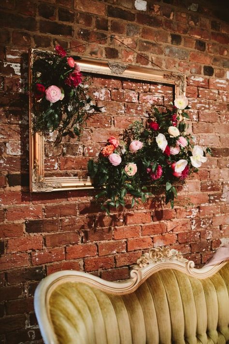 Industrial Wedding Flowers, Brick Wall Decor, Vintage Ideas, Wedding Wall, Wedding Picture Frames, Vintage Wedding Decorations, Antique Wedding, Vintage Inspired Wedding, Wedding Flower Arrangements