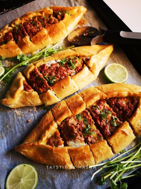 Turkish Bbq Recipes, Turkish Lunch Ideas, Traditional Turkish Recipes, Turkish Stuffed Peppers, Turkish Dishes Recipe, Pide Recipe Turkish, Turkish Dinner Recipes, Turkish Recipes Traditional, Turkish Pide Bread Recipe