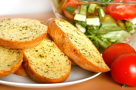 Garlic bread Bisquick Banana Bread, Garlic Bread At Home, Cheesy Garlic Bread Recipe, Make Garlic Bread, Garlic Health Benefits, Homemade Garlic Bread, Garlic Benefits, Garlic Bread Recipe, Cheesy Garlic Bread