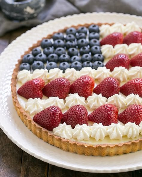 American Flag Fruit Tart | Pate sablee crust, light cream cheese filling and berries and cream stars and stripes! @lizzydo American Flag Desserts, Memorial Day Foods, Food Set Up, Fourth Of July Cakes, Blue Desserts, Patriotic Desserts, 4th Of July Desserts, Fourth Of July Food, Fruit Tart