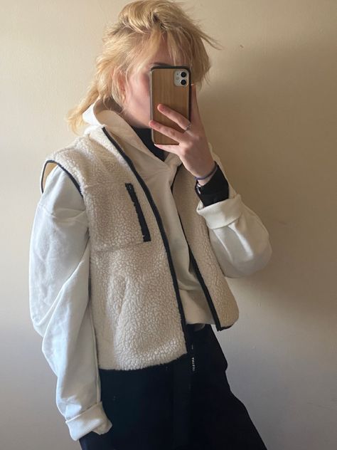 #fits#fashion#insta#white#hoody#vest Fleece Vest Outfit, Vest Outfit, Outfit Inspired, White Fleece, Vest Outfits, Fleece Vest, Fit Inspo, Fashion Killa, Fitness Inspo