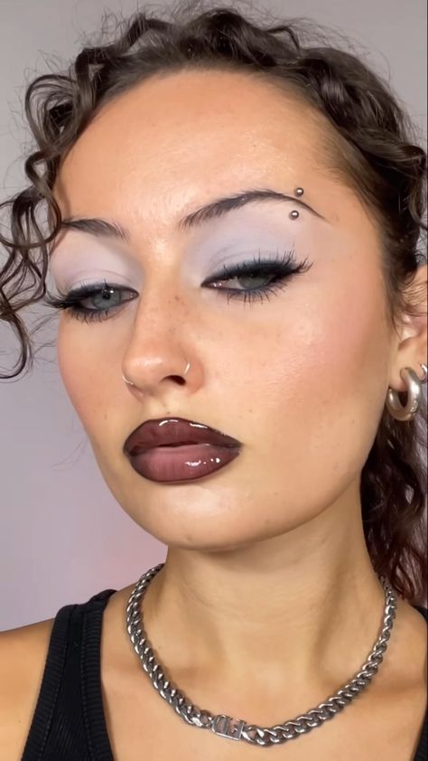 Succubus Chic Fashion, 80s 90s Makeup, 90s Vampy Makeup, Light Goth Makeup, Punk Makeup Looks, Succubus Chic, Rock Star Makeup, 00s Makeup, Rock Makeup