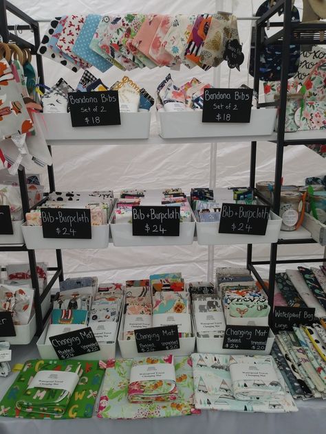 Display Craft Fair, Popup Display, Market Stall Display Ideas, Bib Display, Bandana Crafts, Market Stall Display, Baby Crib Diy, Vendor Booth Display, Craft Fair Booth Display