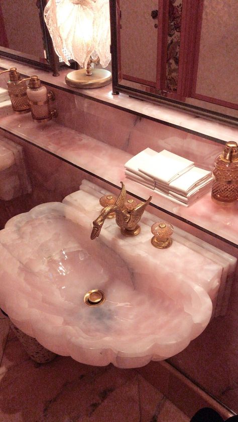 Rose Quarts Bathtubs, Rose Quartz Tub, Pink Marble Sink, Dream House Aesthetic, Aesthetic Rooms, Dreamy Room, Dream Bathrooms, Dream House Interior, Cute Room Decor