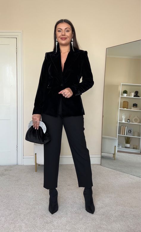 Black Velvet Blazer Outfit Women, Velvet Blazer Outfit Women, Black Velvet Jacket Outfit, Black Velvet Blazer Outfit, Fancy Christmas Outfit, Velvet Jacket Outfit, Chic Christmas Outfit, Velvet Blazer Outfit, Christmas Blazer