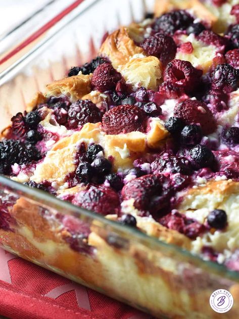 Breakfast Casserole With Croissants, Berry Bread Pudding, Croissant Bread Pudding, Best Bread Pudding Recipe, Berry Cobbler Recipes, Bread Pudding Easy, Croissant Bread, Yummy Casserole Recipes, Croissant Breakfast