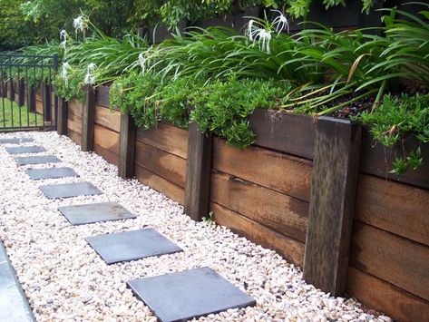 Side House Garden, Diy Retaining Wall, Wood Retaining Wall, Landscaping Blocks, Diy Garden Landscaping, Retaining Wall Design, Garden Retaining Wall, Garden Wall Designs, Landscaping Retaining Walls