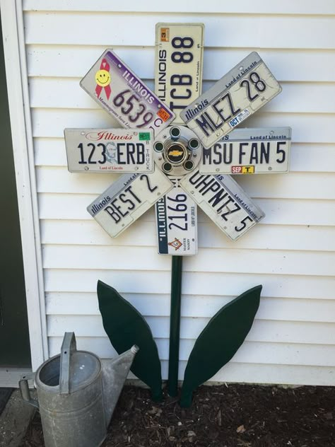 20 Creative Ways to Upcycle Used Items for Your Spring Decor 19 License Plate Flowers, License Plate Crafts Projects, Art Profolio, License Plates Diy, License Plate Ideas, License Plate Decor, License Plate Crafts, Recycled Cans, Cottage Bedrooms