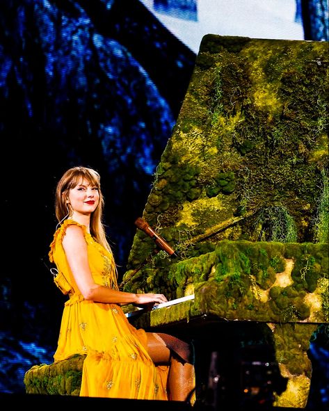 Color Outfits, Swift Facts, Swift Tour, Taylor Swift Facts, Taylor Swift The Eras Tour, Swift Photo, Taylor Swift Outfits, Taylor Swift Wallpaper, Taylor Swift 13