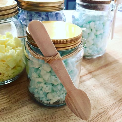 Wax Crumbles Diy, Wax Melt Packaging Ideas, Wax Crumbles, Wax Melts Packaging, Diy Wax Melts, Candle Wax Warmer, Lotion Candles, Diy Wax, Candle Ideas