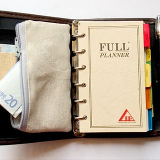 Filofax Wallet DIY Aesthetic Planners, Filofax Ideas, Planner Wallet, Wallet Diy, Moleskine Planner, Filofax Personal, Wallet Tutorial, Mini Binder, Leather Planner