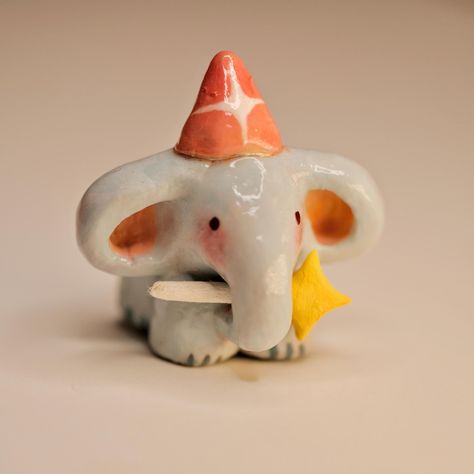 🌟Add a touch of charm and creativity to your space with this adorable handmade clay elephant figurine! Featuring a delightful little elephant holding a star, this unique piece is not only a cute desktop decor but also a thoughtful gift for loved ones. The soft pastel colors and sweet expression of the elephant make it a heartwarming addition to any room, bringing a sense of joy and warmth.🌟  🌟Whether you're looking for a special gift for a friend, a baby shower present, or a decorative piece Air Dry Clay Art Projects Easy Ideas, Clay Tv Sculpture, Cute Air Clay Ideas, Modelling Clay Crafts For Kids, Clay Nursery Decor, Small Ceramic Figures, Double Pinch Pot Animals, Clay Projects For High School Ceramics, Genshin Polymer Clay