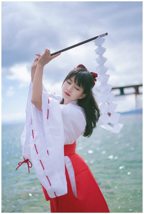 Miko Shrine Maiden, Shrine Maiden Outfit, Japanese Shrine Maiden, Japanese Shrine, Shrine Maiden, Cosplay Cute, This Meme, Cosplay Tutorial, Body Reference Poses