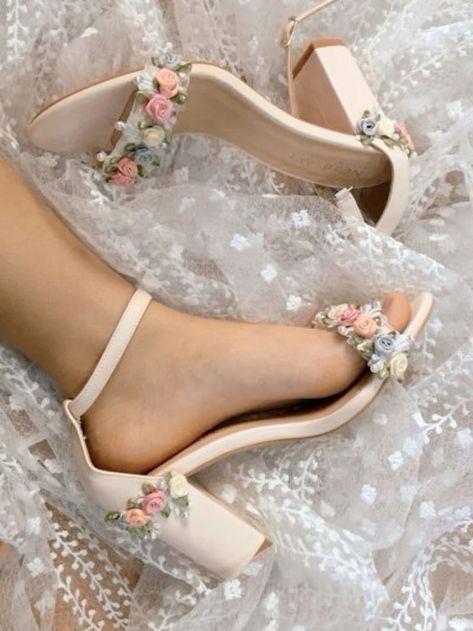 Goefeousy wedding shoes made with flowers Flower Wedding Heels, White Heels Flowers, Wedding Shoes Flowers, Cute Fancy Shoes, Floral Heels Wedding, Floral Wedding Heels, Shoes For Quince, White Flower Heels, Flower Shoes Outfit