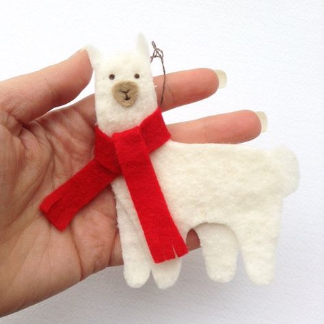 easy project // last-minute gift llama or alpaca ornament Llama Ornament, Homemade Ornament, Animal Decorations, Felt Ornaments Diy, Diy Felt Christmas Ornaments, Llama Christmas, Rustic Christmas Ornaments, Felt Ornaments Patterns, Diy Christmas Ornaments Easy