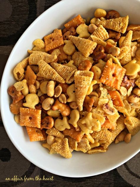 Touchdown Snack, Christmas Snack Mix, Fall Snack Mixes, Easy Snack Mix, Party Mix Recipe, Homemade Chex Mix, Tailgate Snacks, Trail Mix Recipes, Cereal Snacks