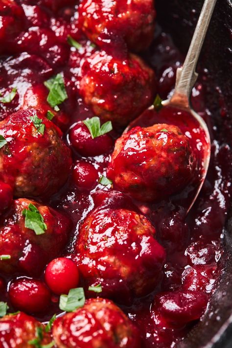 Cranberry Sauce Meatballs, Savoury Meals, Cranberry Meatballs, Appetizer Buffet, Canned Cranberry Sauce, Glazed Meatballs, Meatball Ingredients, Homemade Meatballs, Cranberry Sauce Homemade