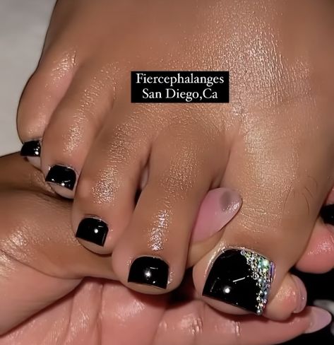 Prom Pedicure Toes, Black Toenail Designs With Rhinestones, Black Toe Nails With Rhinestones, Black And Gold Toe Nail Designs, Black Toe Designs, Toe Nail Rhinestone Designs, Cute Short Nail Sets Black, Black Pedicures, Black And Silver Toes