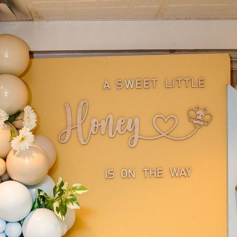 Events Aholic LLC 🦅 on Instagram: "Sweet thing! 🐝🍯 Event stylist: @eventsaholic Photography: @amyleighphotographyli Sign & bees: @fluttercreations.co Cake and desserts: @sydneys_sweets • • • #beetheme #beartheme #sweetlittlehoney" Baby Birthday Themes, Baby Shower Theme Decorations, Bear Theme, Baby Shower Inspiration, Bee Baby Shower, Bee Theme, Baby Shower Theme, Baby Birthday, Gender Reveal