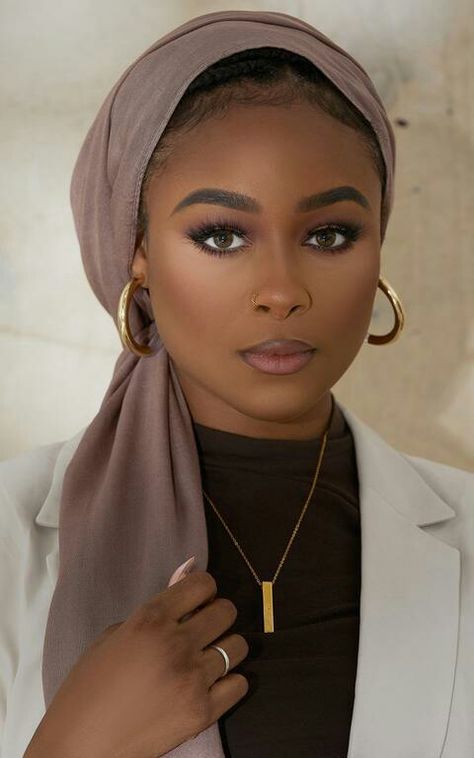 Headwrap Hairstyles, African Hair Wrap, Head Wrap Styles, Makeup For Black Skin, Hair Wrap Scarf, Hair Scarf Styles, Mode Turban, Head Scarf Styles, Pelo Afro