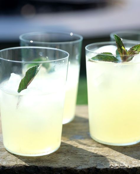 Try Smooth Turkish Limonata Recipe If You Love Lemonade Mint Lemonade Recipe, How To Make Lemonade, Bad Carbohydrates, Sugar Detox Diet, Mint Lemonade, Homemade Lemonade, Lemonade Recipes, Sugar Detox, Middle Eastern Recipes