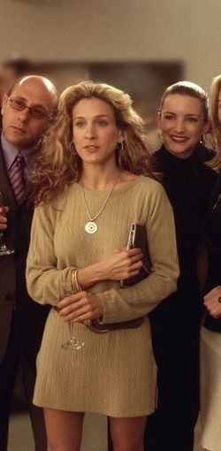 These Carrie Bradshaw outfits should be inspiring your spring style (like this… Carrie Bradshaw Outfits, Carrie Bradshaw Style, Casual Necklaces, Clothes For Girls, City Outfits, Sarah Jessica, Sarah Jessica Parker, Fashion Tv, Carrie Bradshaw