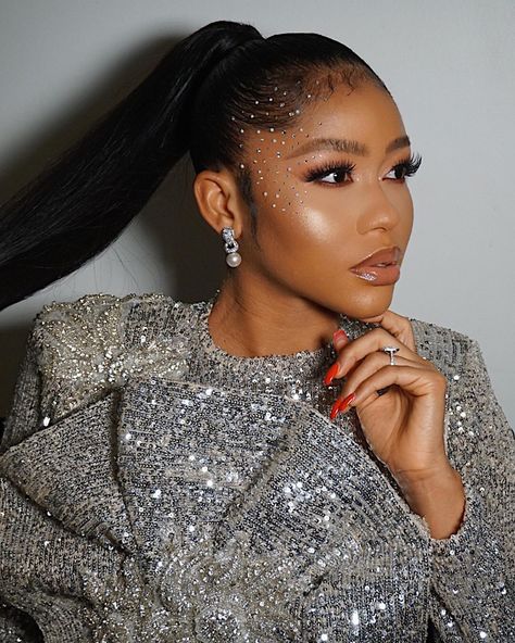 Metgala Makeup Looks, Holiday Hair Styles For Black Women, Hairstyles Euphoria Party, Hair Gems Ponytail, Hair Styles For Dinner Party, Hair Texture Idea, Hairstyles For Dinner Party, Diamonds In Hair, Rhinestone Hairstyle