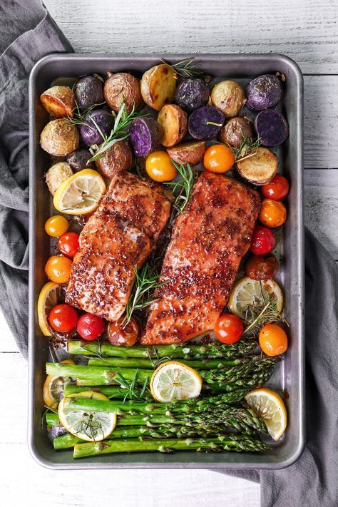 Pan Salmon, Sheet Pan Dinners Recipes, Healthy Salmon Recipes, One Pan Dinner, Veggie Dinner, Healthy Salmon, Pan Meals, Carb Meals, Sheet Pan Dinners