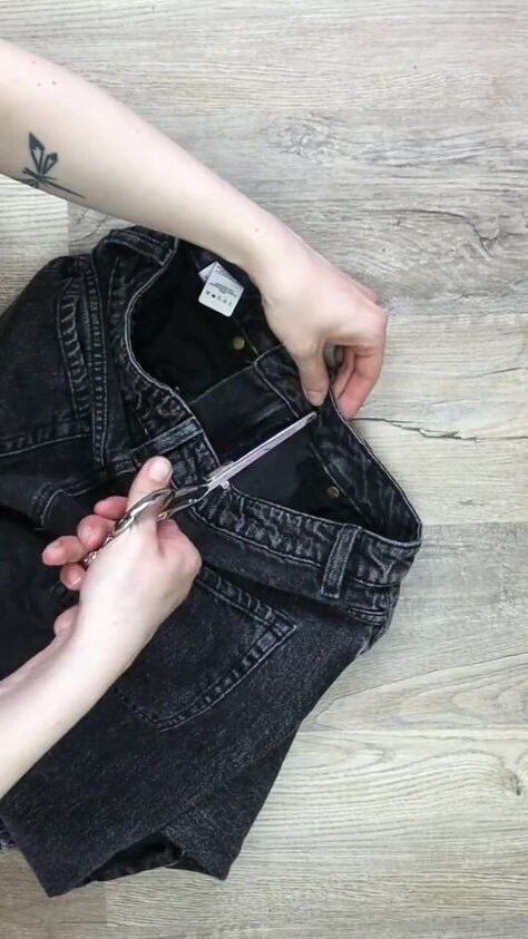 How To Make A Waistband Smaller, Waistband Too Big, Jeans Too Big, How To Make Jeans, Altering Jeans, T Shirt Weaving, Big Jeans, Sewing Jeans, Large Safety Pin